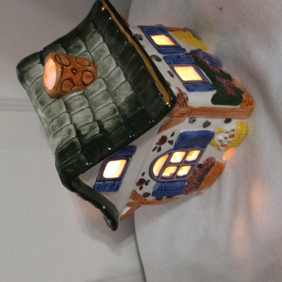 Two Cosy Cottages W/Easter Set Up - Picture 8 of 8